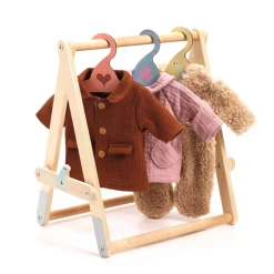 Accessoire pour poupon Poméa 32 cm : Portant vêtements, 3 cintres - Djeco