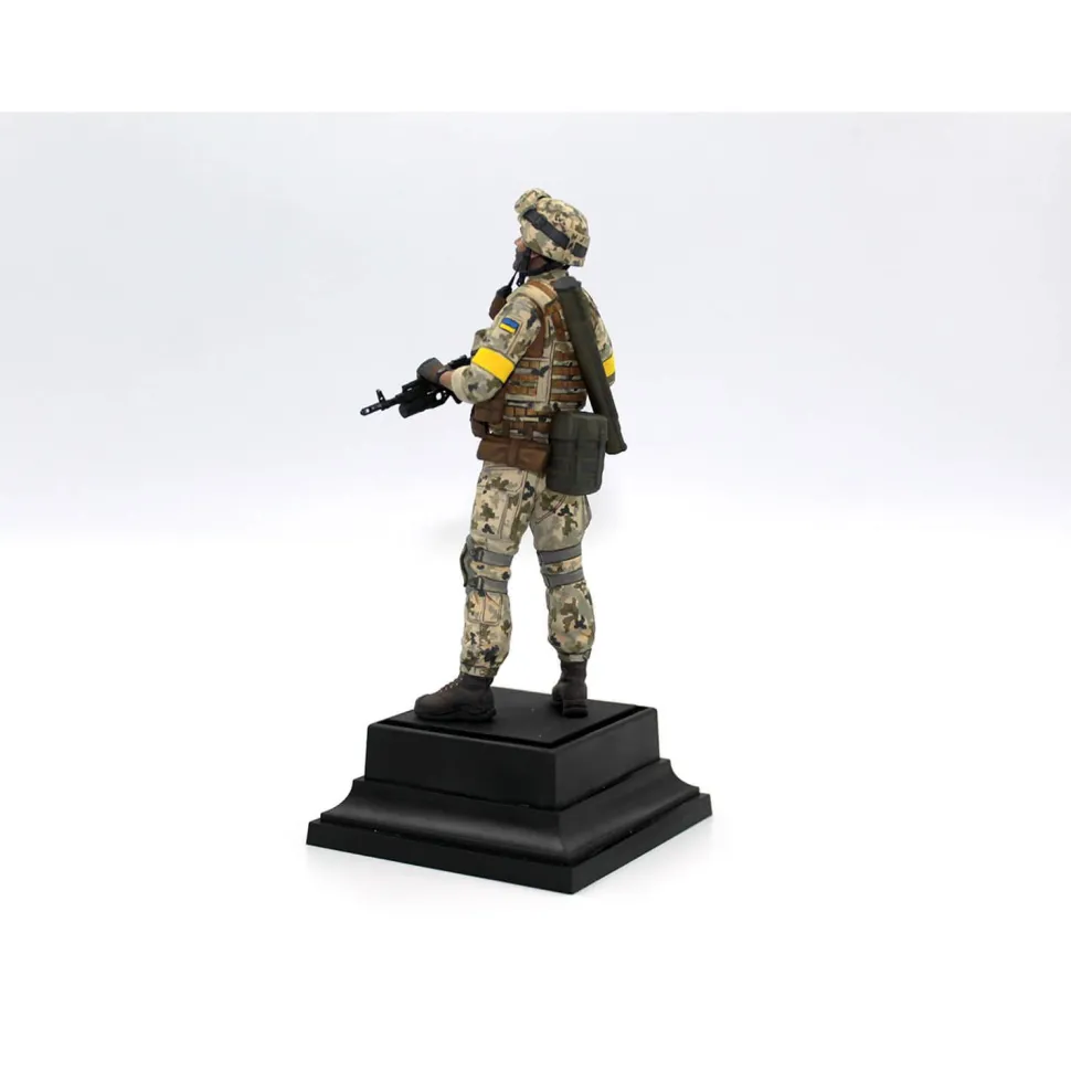 Figurine militaire : Soldat des Forces armées ukrainiennes - ICM