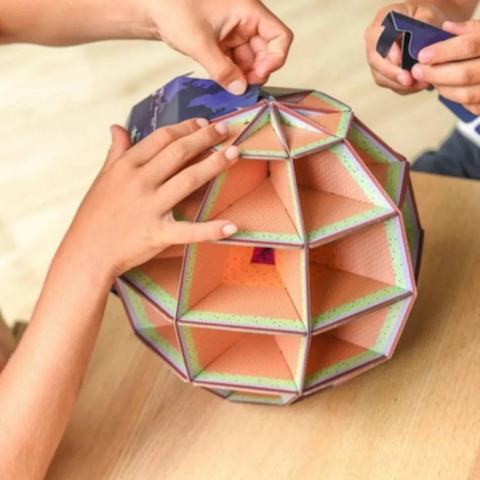 Globe à construire PHOSPHORESCENT : LA TERRE LA NUIT - Poppik