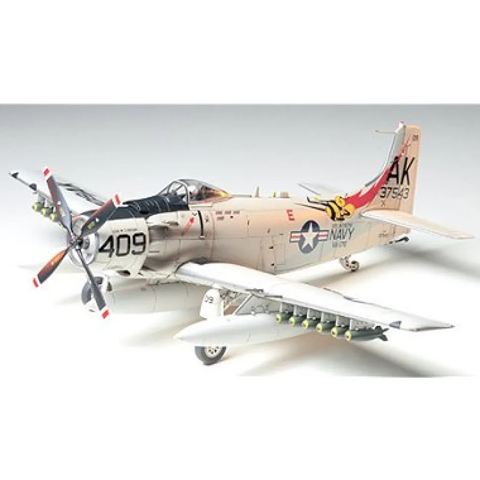 Maquette avion : Douglas A-1H Skyraider US Navy - Tamiya