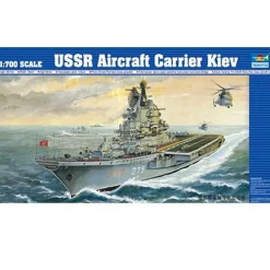 Maquette bateau : Porte-avions soviétique Kiev - Trumpeter