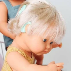ML Poupées : POUPÉE FILLE EUROPÉENNE avec IMPLANT AUDITIF HABILLÉES 38 cm - Miniland