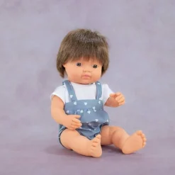 ML Poupées: POUPÉE GARCON EUROPEEN CHEVEUX BRUNS HABILLÉES 38 cm - Miniland