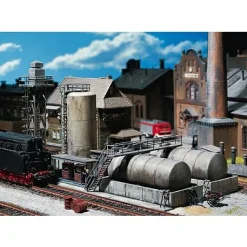 Modélisme ferroviaire HO : Entrepôt d'huile avec poste à gaz-oil et grue d'alimentation d'huile - Faller