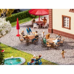 Modélisme HO : Accessoires de décor : 2 Tables et 12 chaises - Faller