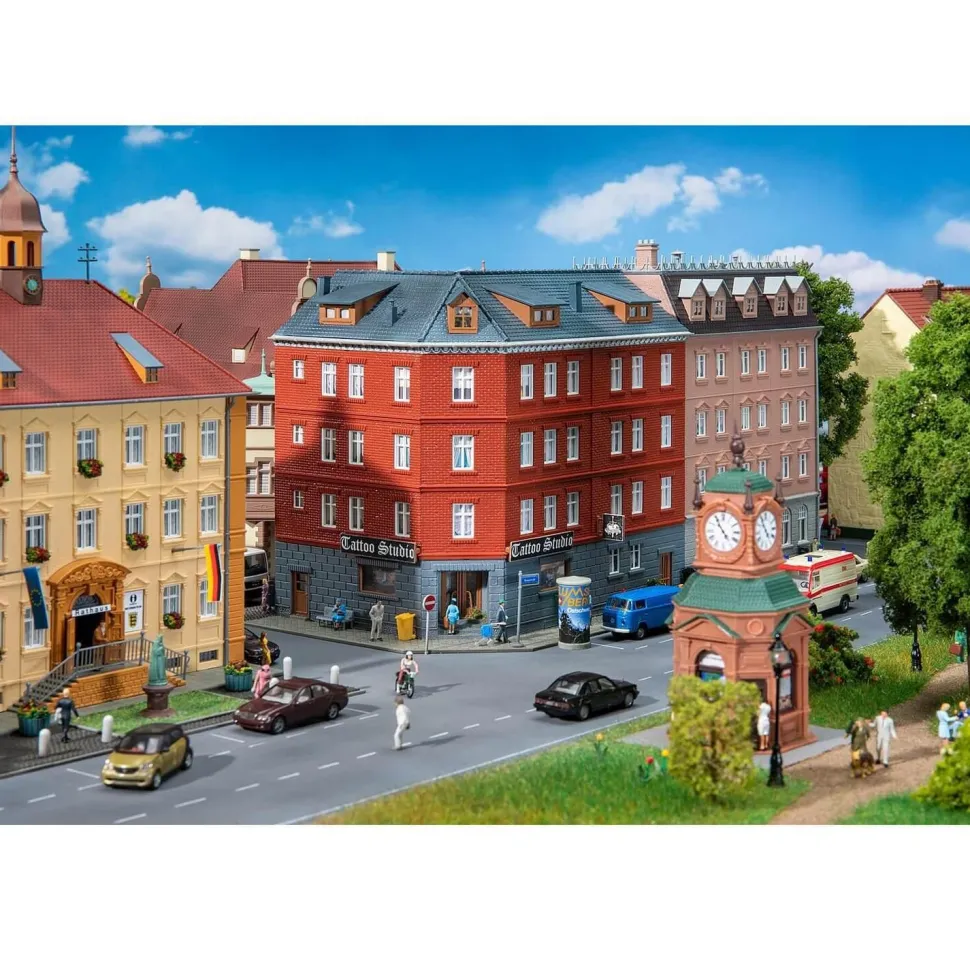 Modélisme HO : Maison d'angle de ville avec studio de tatouage - Faller