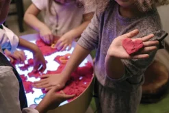 Sable coulant 1 kg rouge - Eduplay