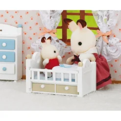 Sylvanian Family 5017 : Bébé lapin chocolat dans son lit - Sylvanian Families